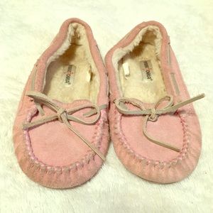 🥿 MINNETONKA Baby Pink Kilty Moccasin Slipper EUC girls 2